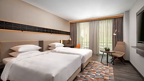 2 Twin Beds Courtyard View