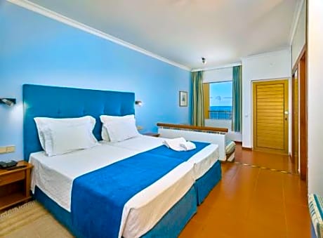 Double Room with Sea View (3 Adults)