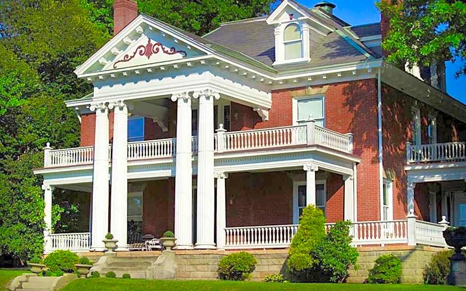 South Broadway Manor B&B - Near Fallingwater, Ohiopyle State Park, Hiking & Biking trails GAP