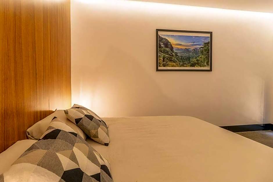 L304 Studio apt 2Bdrm 1bath Fits 6 AC Rooftop