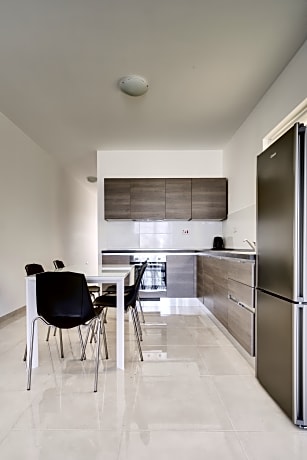 THREE BEDROOM APARTMENT - BALCONY, CITY VIEW