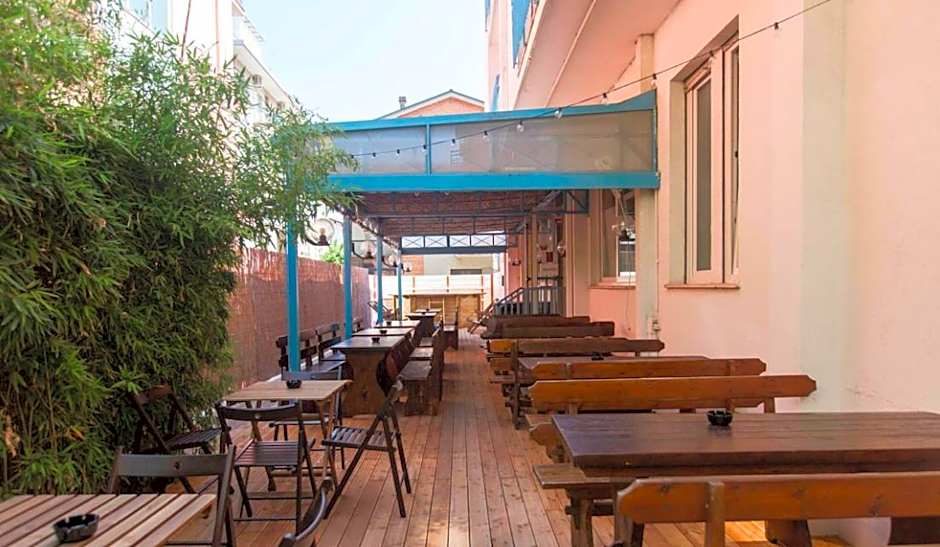 Sunflower Beach Backpacker Hostel & Bar