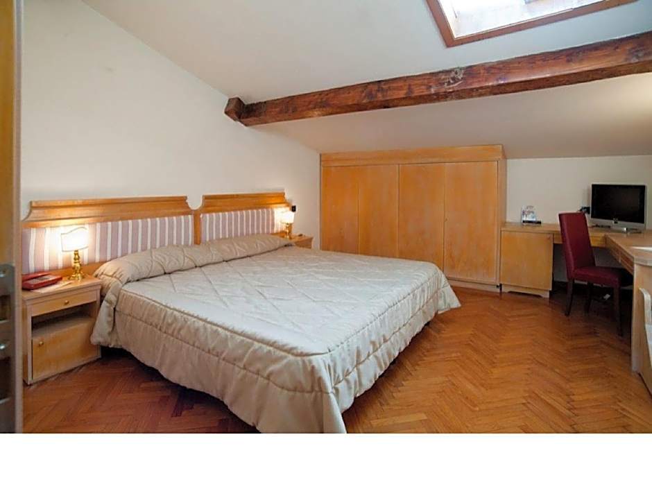 Photo 1 of 7 of Junior Suite