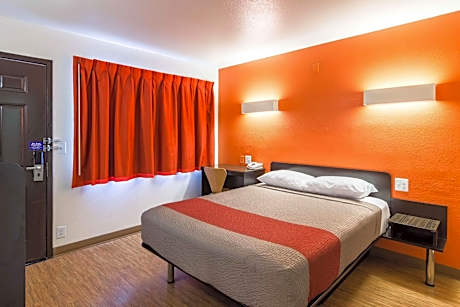 1 QUEEN BED | NON-SMOKING