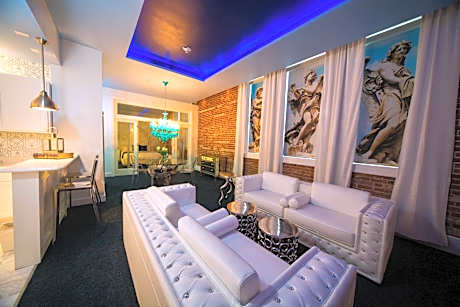 Michael, 2 Bedroom Executive Suite, Bedroom 1: 1 King, Bedroom 2: 1 King