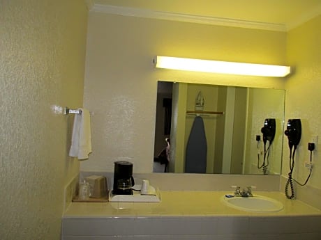 Queen Room with Four Queen Beds - Smoking