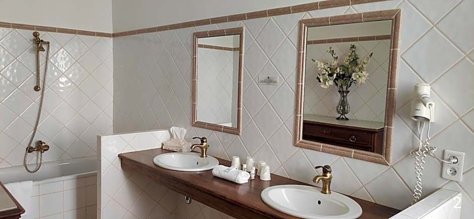 Hôtel et Restaurant Le Manoir - Echangeur A7-A9 - 24h-24h