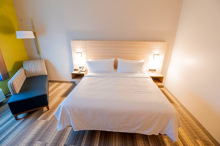 Holiday Inn Express & Suites Dayton East - Beavercreek by IHG