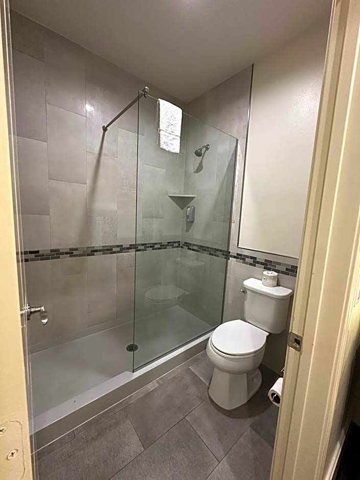 Scottish Inn and Suites