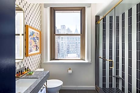 1 King Bed-City View