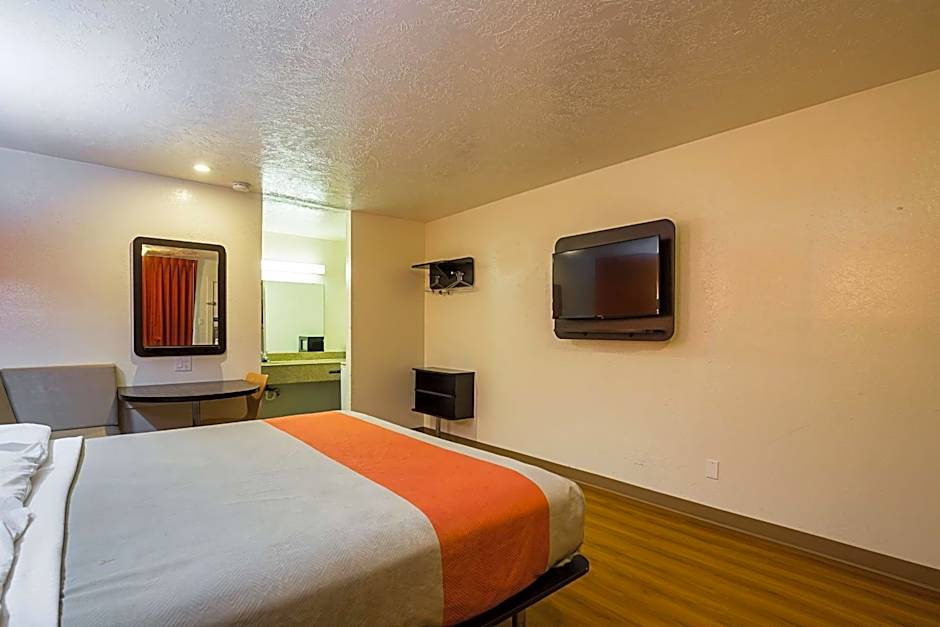 Motel 6-Madisonville, TX