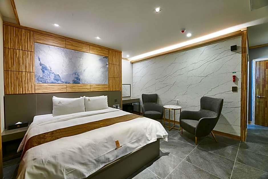 Photo 1 of 2 of Suite