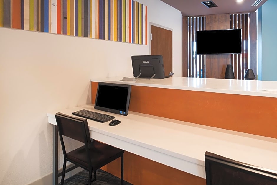Holiday Inn Express & Suites Kingdom City, an IHG Hotel