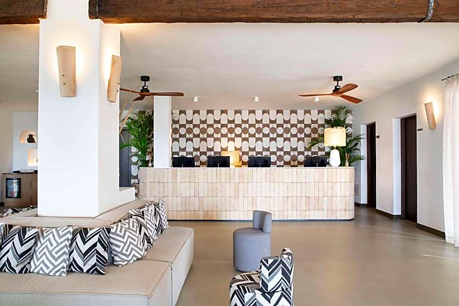 Mangia's Santa Teresa Sardinia, Curio Collection by Hilton