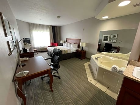 King Suite with Whirlpool - Non-Smoking