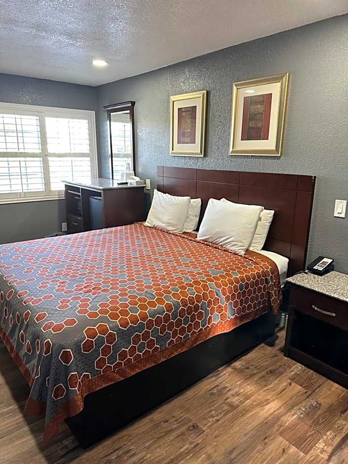Fireside Inn By The Beach Boardwalk & Bowling