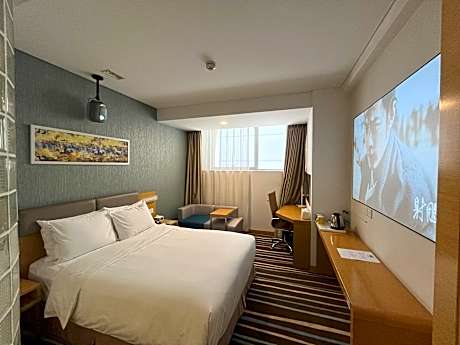 1 King Standard Entertainment Room