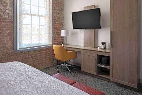 King Room - Hearing Accessible - Non-Smoking