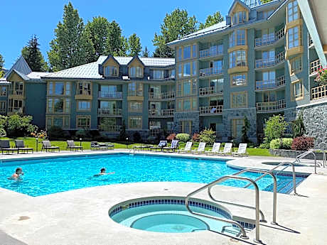 Cascade Lodge suite, ski valet service, boot and glove dryer, 2 hot tubs, year round heated pool, gym, sauna, change rooms & showers, WIFI, cable TV, front desk check in & out
