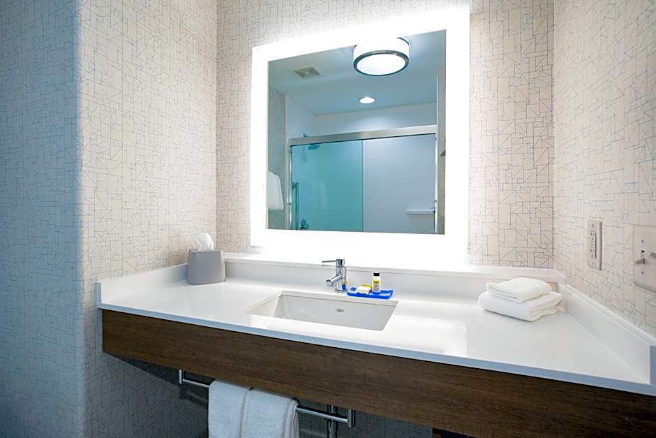 Holiday Inn Express & Suites Phoenix - Glendale Sports Dist By IHG