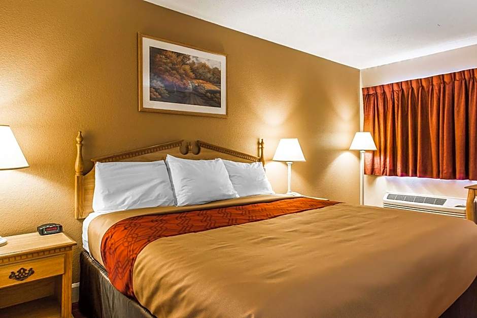 Econo Lodge Inn & Suites Huntsville University Area