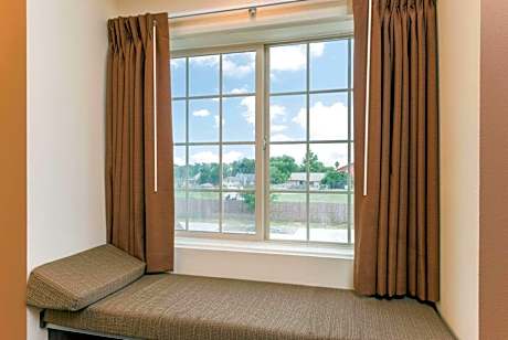 Queen Suite - Non-Smoking