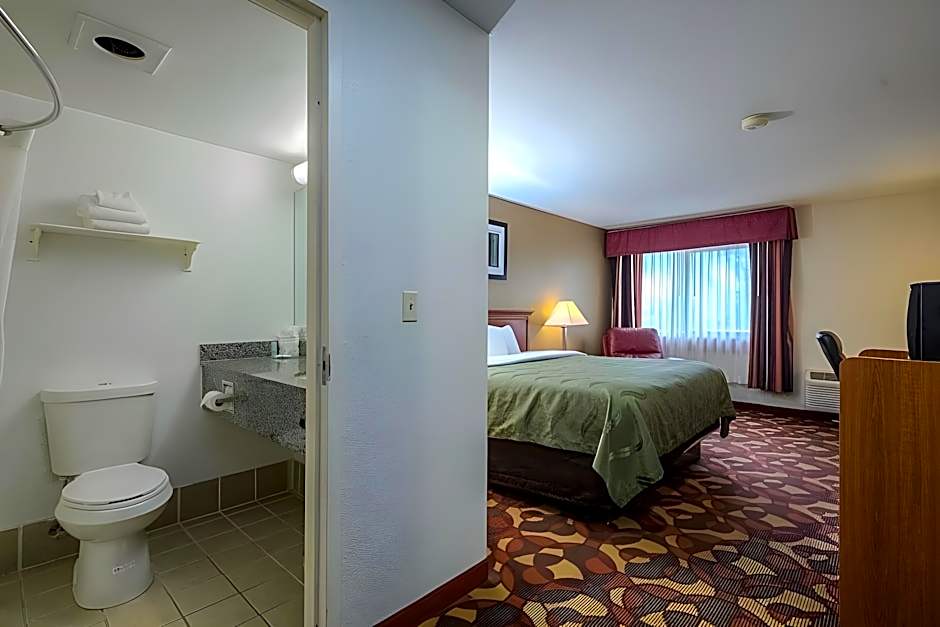 Quality Inn & Suites Kansas City I-435n Near Sports Complex