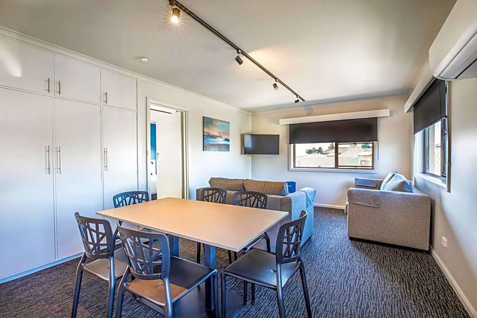 Nightcap at Riverside Hotel