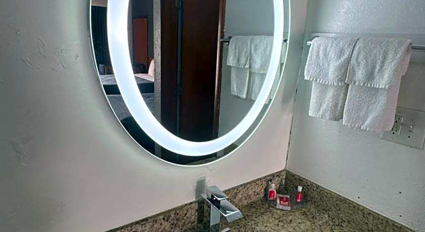 Econo Lodge Inn & Suites