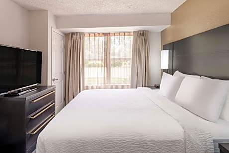 Two-Bedroom Suite with Roll-in Shower - Mobility and Hearing Accessible