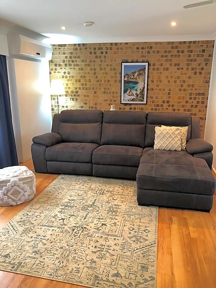 Avaleen Lodge Motor Inn