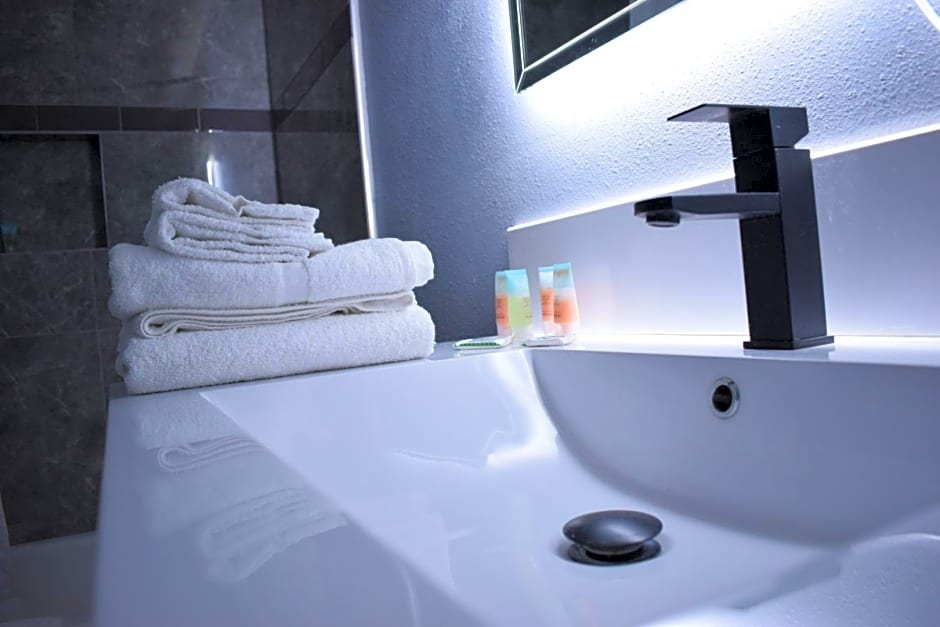 Willow Tree Inn & Suites