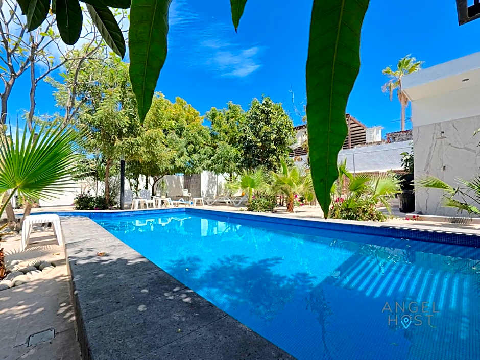 Commercial Zone Studios, Pool, BBQ and Beach 7 Blocks