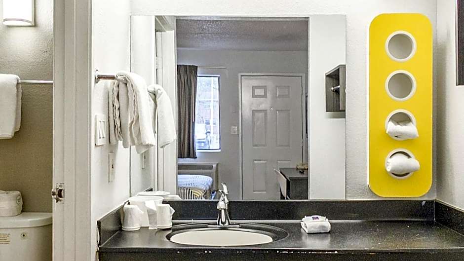 Motel 6-Wethersfield, CT - Hartford