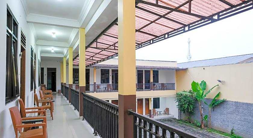 RedDoorz near Alun Alun Wonosobo