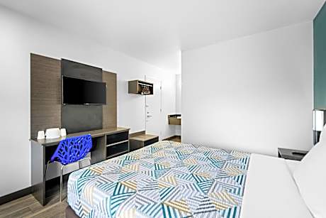 1 Queen Bed