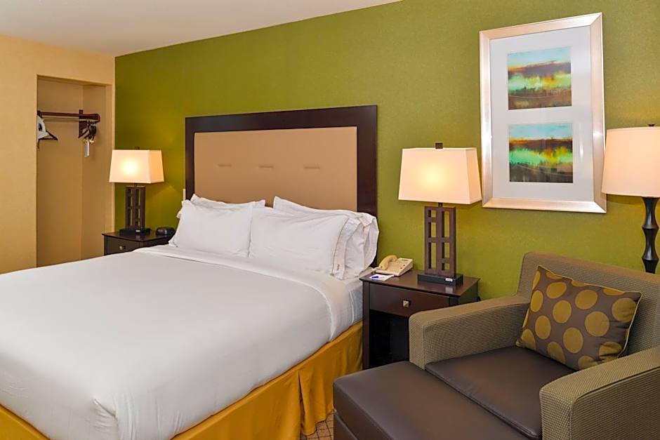 Holiday Inn Express Woodland By IHG