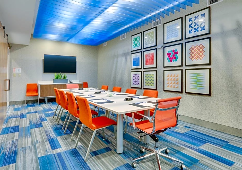 Holiday Inn Express & Suites - Farmers Branch, an IHG Hotel
