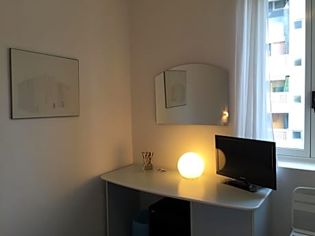 Budget Double Room with French Bed without Balcony