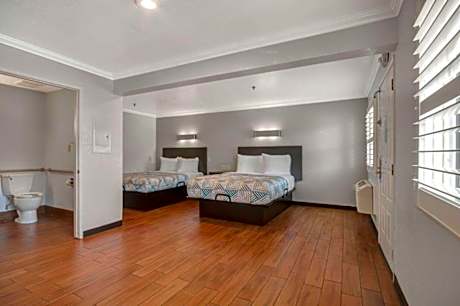 2 Queen Beds | Mobil Access Tub Nsmk Micfridg