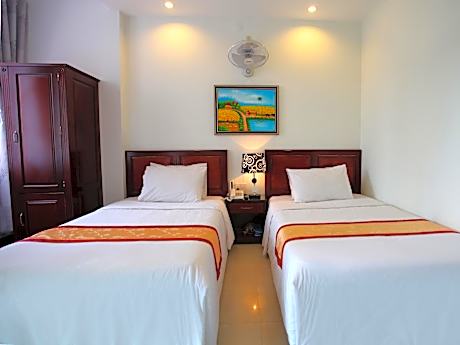 Deluxe Twin Bed City View