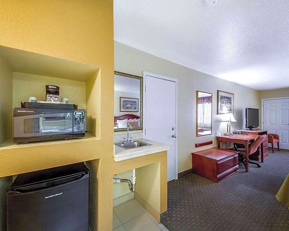 Econo Lodge Inn & Suites Eagle Pass