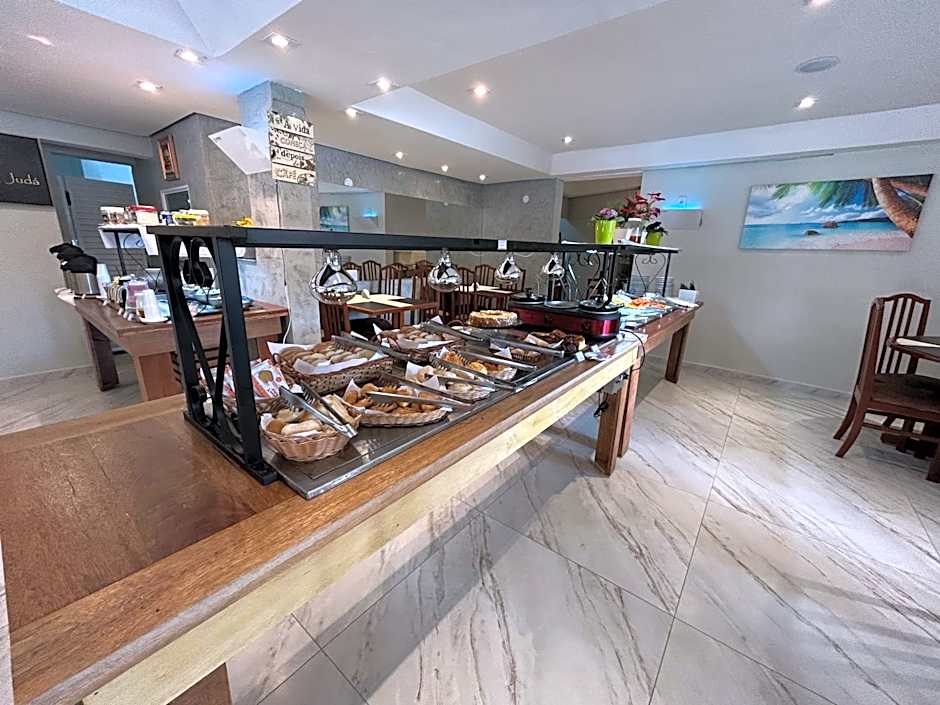 Fabuloso flat 241, Amarílis, Riviera de São Lourenço 3 Piscinas climatizadas carregador veiculo eletrico 2 quartos sendo uma suíte internet 500mb Adega, cozinha equipada completa, serviço de praia fim de semana limpeza trocas de toalhas,