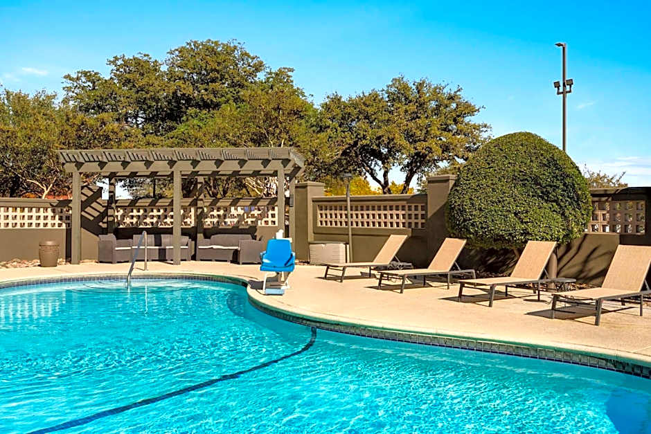 La Quinta Inn & Suites by Wyndham Dallas Arlington South