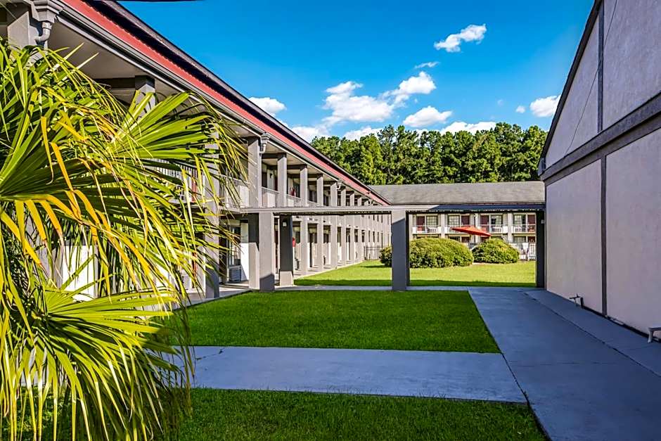 Red Roof Inn Savannah - Richmond Hill / I-95