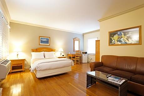 Deluxe Queen Room