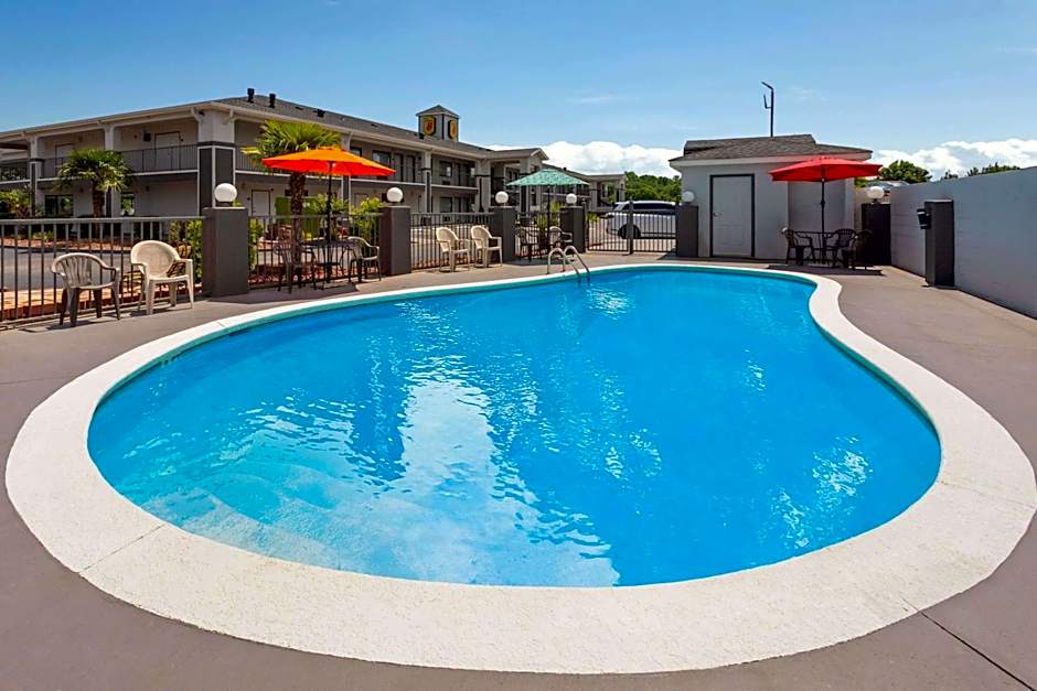 Super 8 by Wyndham Prattville Montgomery