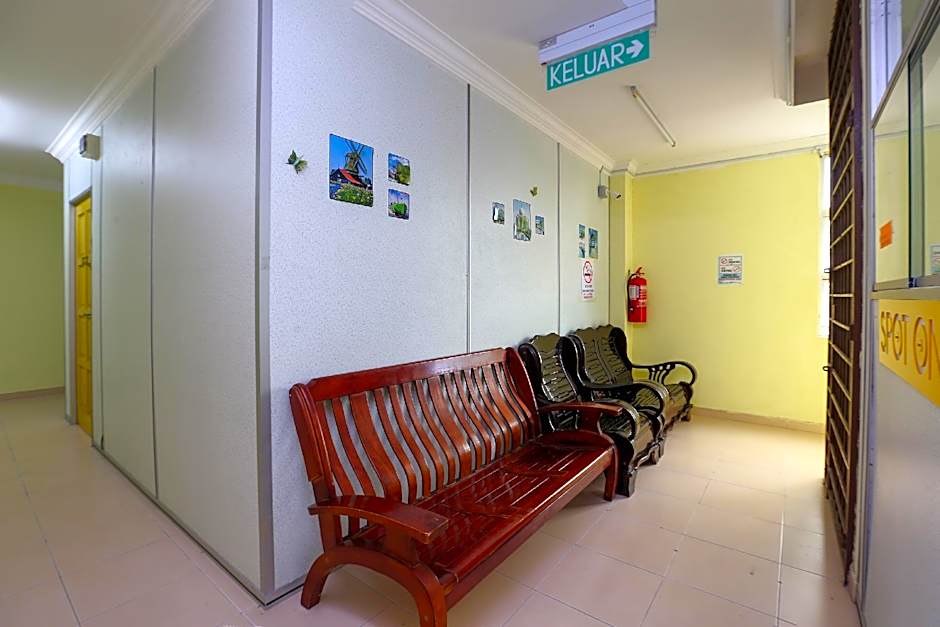 SPOT ON 89857 Azra Inn (Rumah Tumpangan)