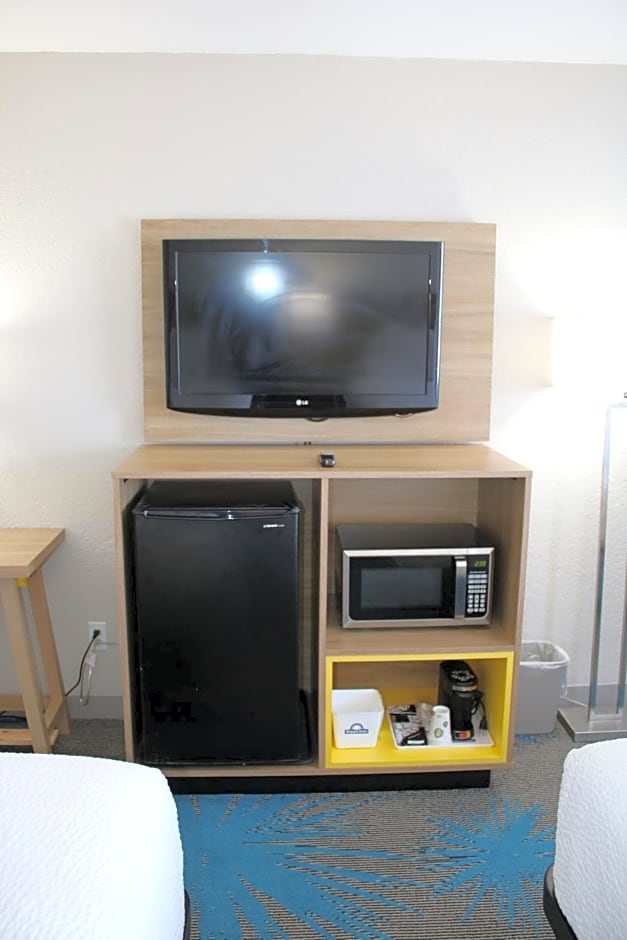 Days Inn by Wyndham Waco University Area