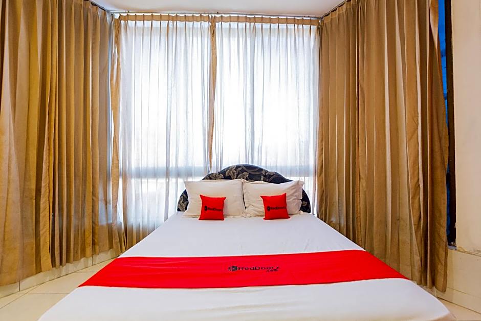 RedDoorz @ Sparkling Hotel near Stasiun Gubeng Surabaya